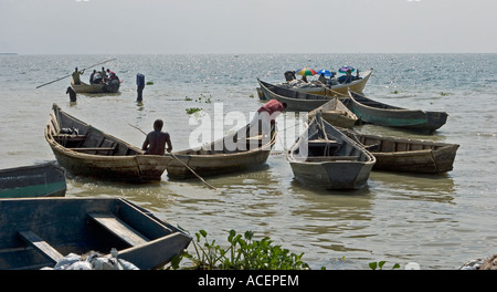 Scène au bord du lac de ferry-boat de quitter et de bateaux de pêche près de la rive du lac Albert le nord de l'Ouganda Afrique E Banque D'Images