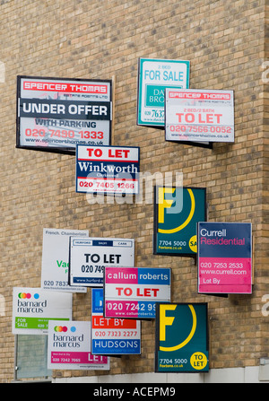 Agent immobilier signe sur le côté du bâtiment, Farringdon, Londres, Royaume-Uni. Banque D'Images