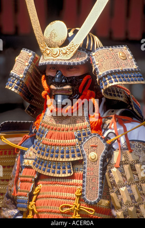 Homme en armure de samurai plein participe au festival Sannosai Banque D'Images