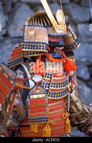 Homme en armure de samurai plein participe au festival Sannosai Banque D'Images