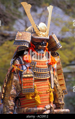 Homme en armure de samurai plein participe au festival Sannosai Banque D'Images