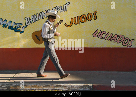 Un guitariste mariachi déambule dans les rues de Tecate, Baja California, au Mexique. Banque D'Images