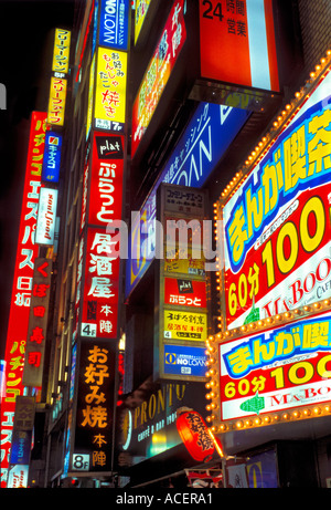 Des néons et des publicités s'allumer la nuit dans le quartier des divertissements Kabukicho de Tokyo Banque D'Images