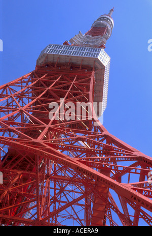 À la recherche jusqu'à la Tokyo TV broadcasting tower ressemblant à la Tour Eiffel mais châssis de couleur rouge sur fond de ciel bleu Banque D'Images