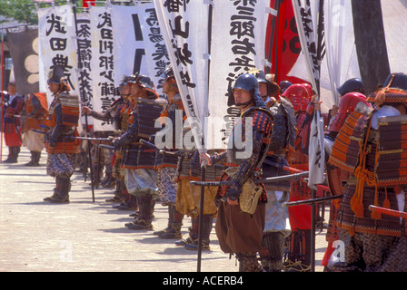 Groupe de Samurai Warriors dans la pleine vitesse sont prêts pour la bataille tenant des bannières de clan Banque D'Images