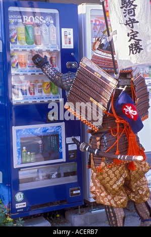 Samurai Warrior en armure complète prend une pause de la bataille pour un distributeur de rafraîchissements Banque D'Images