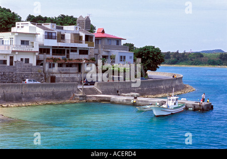 Village de pêcheurs et de bateaux sur l'Île Ojima dans la chaîne des îles Ryukyu Okinawan Banque D'Images