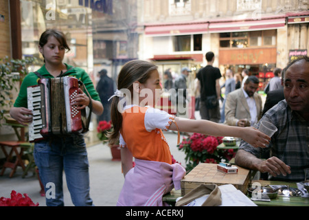 Roma gypsy street performer dans une rue latérale de la rue Istiklal, Beyoglu, Istanbul, Turquie Banque D'Images