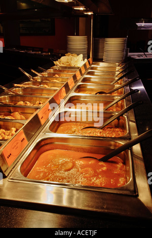 Les plateaux de service d'un restaurant indien au curry, UK Banque D'Images