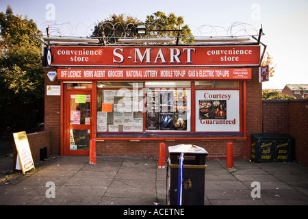 Inner city convenience store du coin avec plus de sécurité UK Banque D'Images