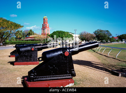 La Barbade Bridgetown Garrison Savannah cannon la Tour de l'horloge Banque D'Images