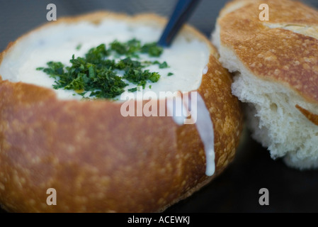 New England Clam Chowder dans un bol de pain au levain. Photographié à Fisherman's Wharf de San Francisco, Californie. Banque D'Images