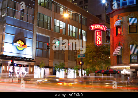 Scène de rue Chicago Illinois pizzeria restaurant Uno dans River North de nuit servant pizzas de style Chicago deep dish Banque D'Images