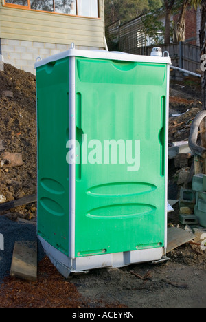 Toilettes portables sur un site de construction Banque D'Images