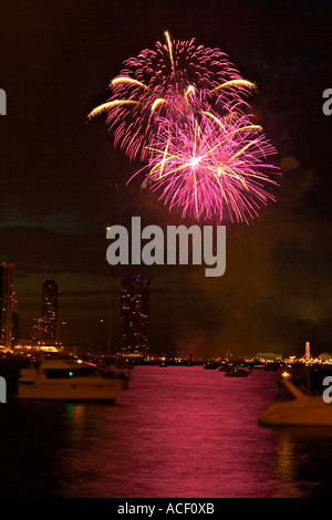 Chicago Illinois événements Quatrième de juillet d'artifice sur la ville le lac Michigan et la réflexion burst bateaux Banque D'Images