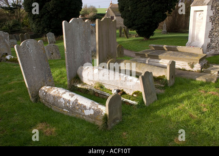 Pierres tombales en forme de cercueil au St Mary The Virgin Nonington Kent Banque D'Images