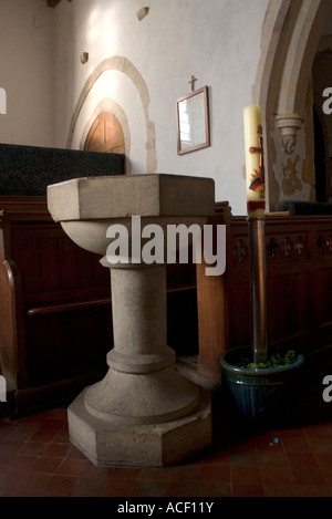 Fonts baptismaux et bougie à St Mary The Virgin Nonington Banque D'Images