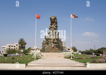 Monument moderne turque et chypriote avec drapeaux, Famagusta, Gazimagusa, Chypre du Nord, l'Europe Banque D'Images