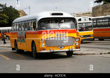 Bus jaune à La Valette, Malte bus station Banque D'Images