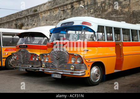 Les bus jaunes à La Valette, Malte bus station Banque D'Images