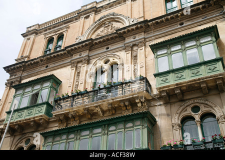 Balcons sur de vieilles maisons dans La Valette, Malte. Banque D'Images