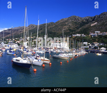 Yachts amarrés dans le Gordons Bay Yacht Harbour Province de Western Cape, Afrique du Sud Banque D'Images