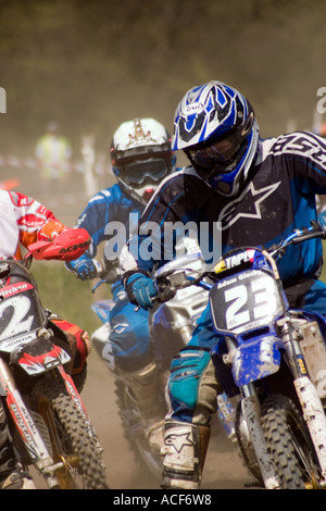 Les coureurs de motocross course pendant de virage Banque D'Images