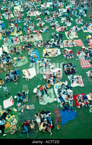 Le 4 juillet sur la foule se situent sur des chaises et des couvertures sur l'herbe à Wolf Trap Farm Park va pour un programme d'artifice et musique Banque D'Images