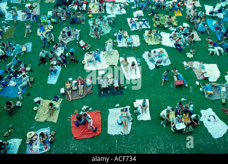 Le 4 juillet sur la foule se situent sur des chaises et des couvertures sur l'herbe à Wolf Trap Farm Park va pour un programme d'artifice et musique Banque D'Images