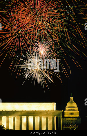 Quatrième de juillet fireworks burst sur le Lincoln Memorial et Washington DC Capitol Banque D'Images