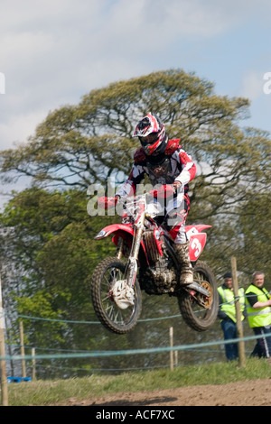 Biker Motocross au cours de l'aller de la rampe Banque D'Images