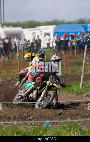 Groupe de coureurs de Motocross course pendant de virage Banque D'Images