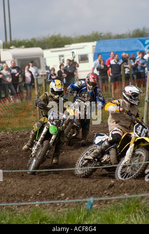 Groupe de coureurs de Motocross course pendant de virage Banque D'Images