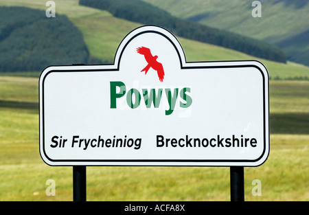 POWYS BRECKNOCKSHIRE bilingue signe avec logo red kite en campagne au sud de Brecon Beacons au Pays de Galles UK Banque D'Images