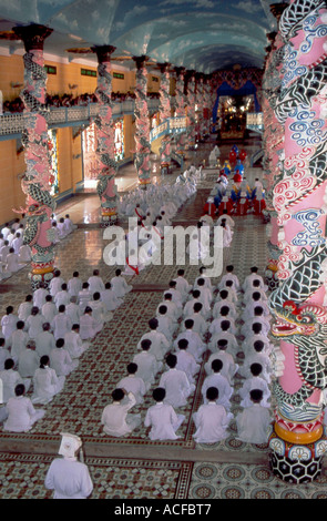 Prières du temple cao dai au vietnam Banque D'Images