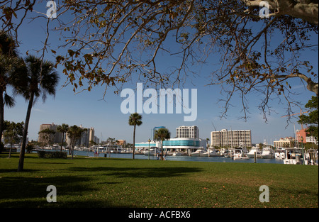 Vue sur le port de plaisance de Island Park Drive bayfront avec de grands bâtiments à l'arrière-plan de Sarasota sarasota florida usa Banque D'Images
