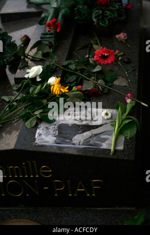Tombe de la chanteuse française Édith Piaf au cimetière du Père-Lachaise, Paris, décorée de fleurs et hommages le jour de la fête des âmes. Banque D'Images