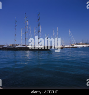 Palma Superyacht Cup 2007 - tôt le matin, vue sur village régate avec Faucon Maltais ultra moderne Super Yacht à voile ( 88 metr Banque D'Images