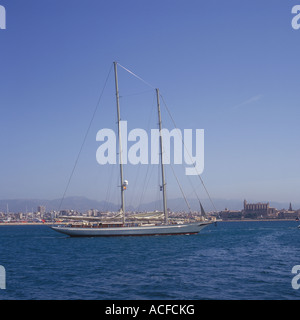 Palma Superyacht Cup 2007 - Super Yacht à voile Hetairos passé dans la cathédrale de Palma de Majorque, Iles Baléares, Espagne. Banque D'Images