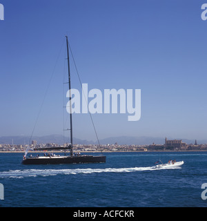 Palma Superyacht Cup 2007 - Super Yacht à circuler au-delà de la cathédrale de Palma, Palma de Mallorca. Banque D'Images