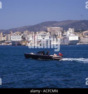 Palma Superyacht Cup 2007 - support ultra moderne passant d'offres de navires de croisière et les ferries dans le port de Palma Mallorc Banque D'Images