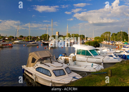 Bateaux amarrés à quai de Christchurch Dorset England UK avec le prieuré visible dans la distance Banque D'Images