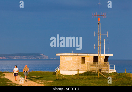 La station des garde-côtes à Hengistbury Head près de Christchurch Dorset England UK avec l'île de Wight visible à distance Banque D'Images