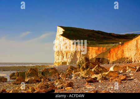 Vue le long des falaises en grès brun de la plage à Hope Gap, South Downs Way, 7 Sisters Cliffs, Sussex, Angleterre, Grande-Bretagne, Royaume-Uni Banque D'Images