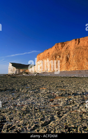 Vue le long des falaises en grès brun de la plage à Hope Gap, South Downs Way, 7 Sisters Cliffs, Sussex, Angleterre, Grande-Bretagne, Royaume-Uni Banque D'Images