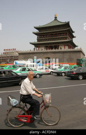 La circulation autour de la Tour du Tambour de Xi An Chine Banque D'Images