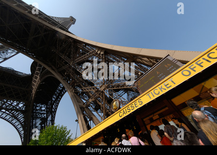 Le bureau de vente des billets au bas de la tour Eiffel à Paris, France. Banque D'Images