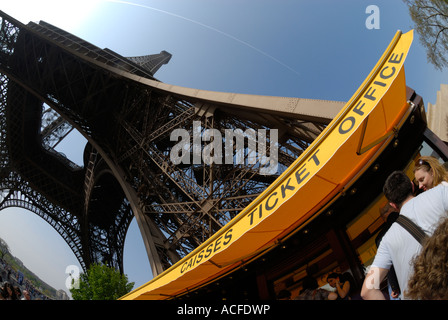 Le bureau de vente des billets au bas de la tour Eiffel à Paris, France. Banque D'Images