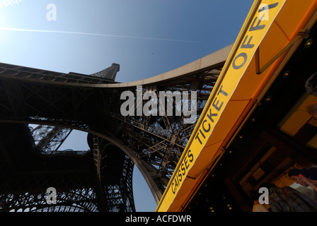 Le bureau de vente des billets au bas de la tour Eiffel à Paris, France. Banque D'Images