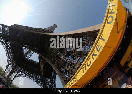 Le bureau de vente des billets au bas de la tour Eiffel à Paris, France. Banque D'Images